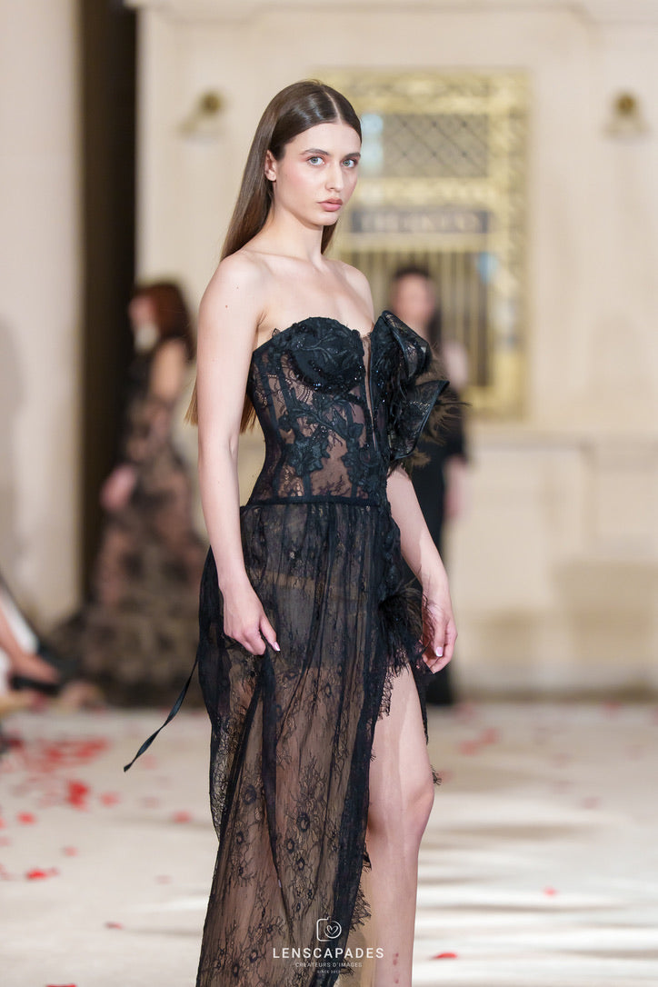 Rochie Noir Éternel – Rochie Couture din Dantelă Neagră cu Corset Reglabil și Aplicație Florală