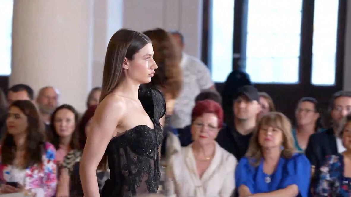 Rochie Noir Éternel – Rochie Couture din Dantelă Neagră cu Corset Reglabil și Aplicație Florală