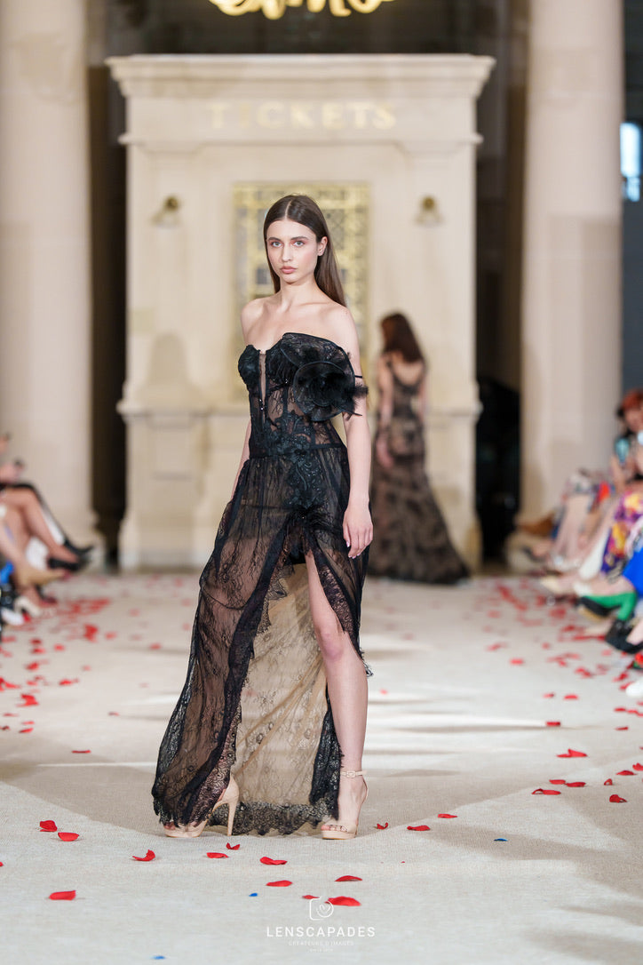 Rochie Noir Éternel – Rochie Couture din Dantelă Neagră cu Corset Reglabil și Aplicație Florală