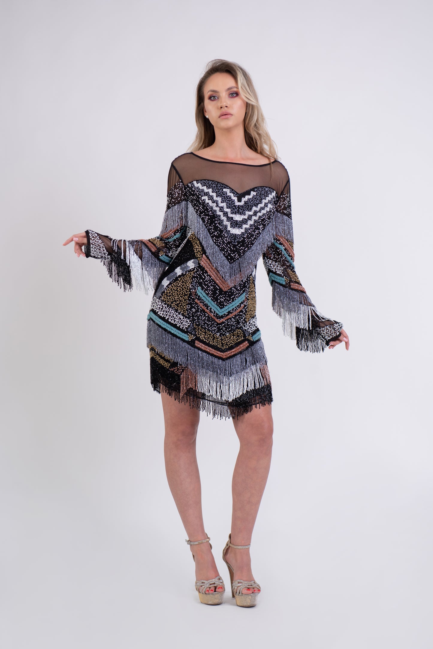 Rochie de seară scurtă cu franjuri multicolore și mâneci evazate Ellie