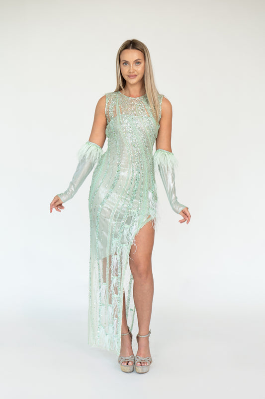 Rochie elegantă verde pastel cu paiete și pene Andreea