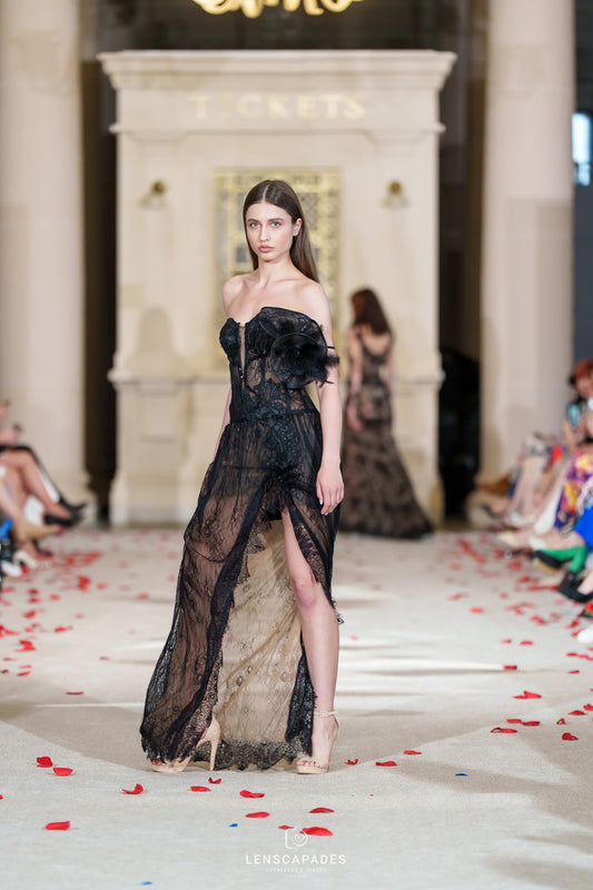 Rochie Noir Éternel – Rochie Couture din Dantelă Neagră cu Corset Reglabil și Aplicație Florală