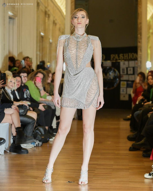 Rochie scurtă argintie, cu decupaje elegante Thea